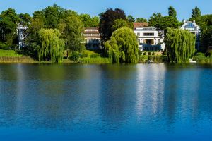 Foto: Immobilien entlang eines Flusses