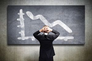 Foto: Person steht vor Tafel